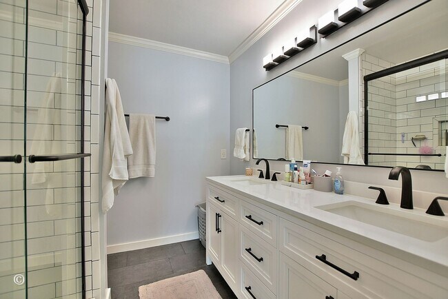 Building Photo - Move-in Ready 1-level in cul de sac with privacy fenced backyard