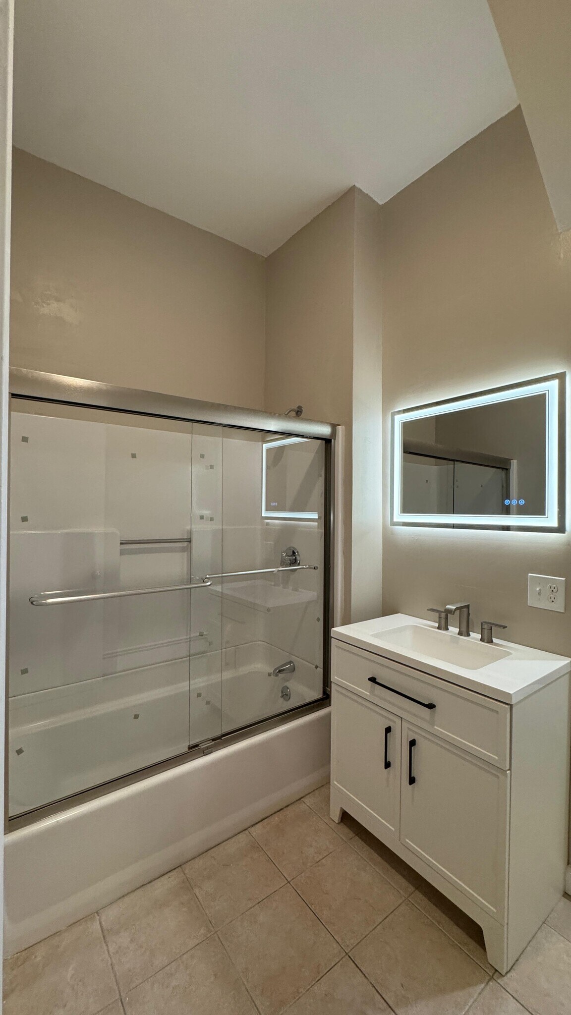 Building Photo - 62 River St