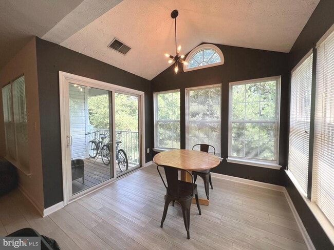 Building Photo - Gorgeous Light-Filled 2BR/2BA Penthouse Condo in Piney Orchard.