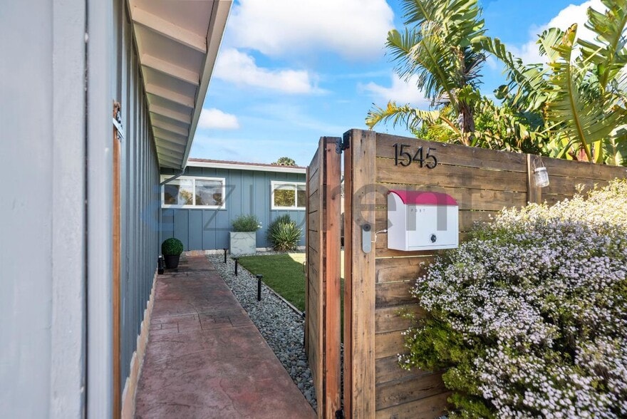 Building Photo - 1545 Crespi Dr