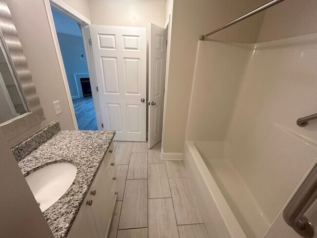 Building Photo - First floor 2 bedroom/2 bathroom condomini...
