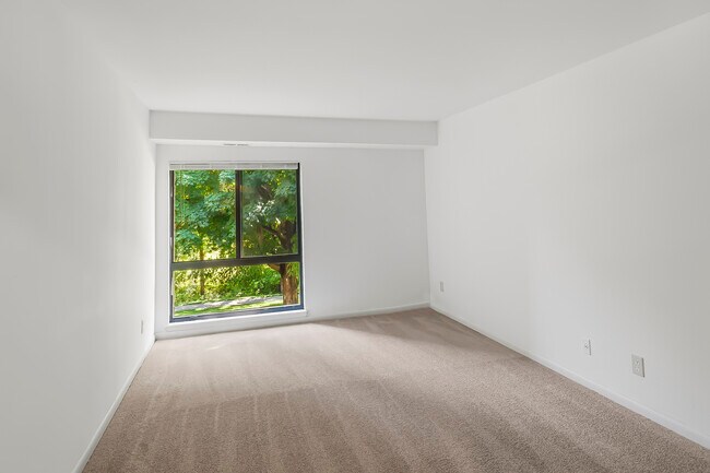 Building Photo - 5923 Tamar Dr