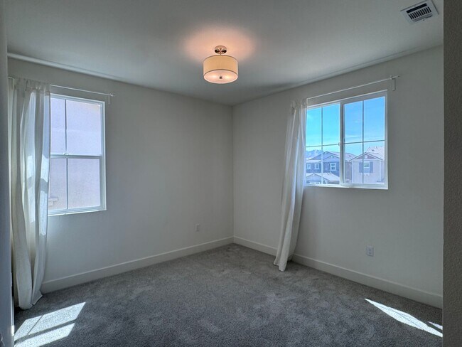 Building Photo - Stunning 4 Bedroom 3.5 Bath Home WITH SOLA...