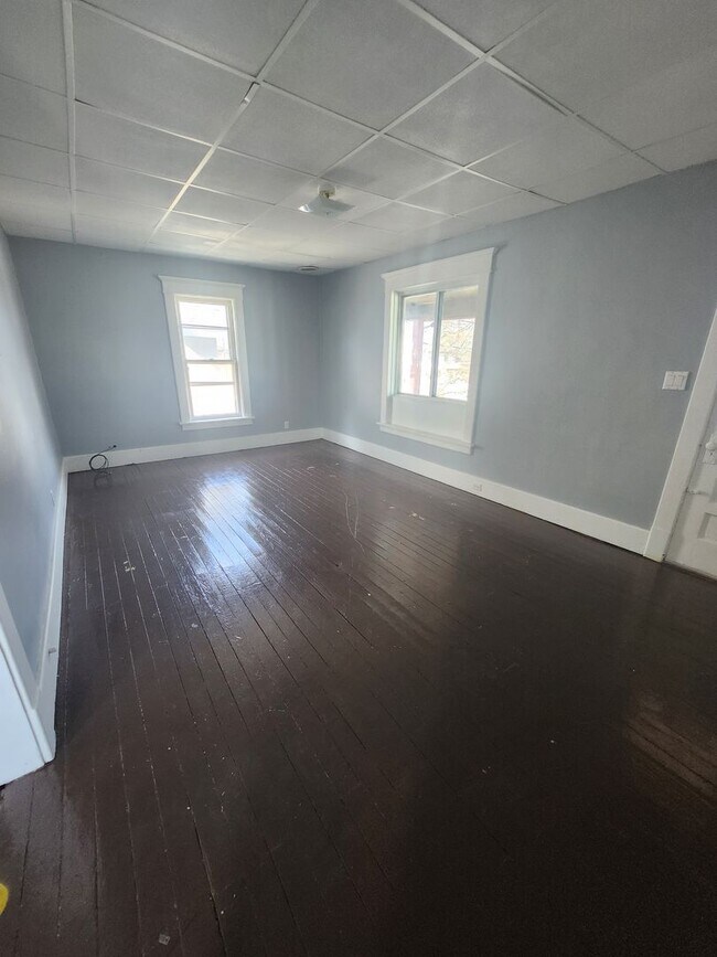 Building Photo - Upper 2 bedroom apartment