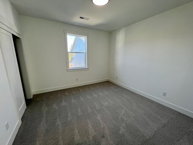 Building Photo - 331 Talons Dr