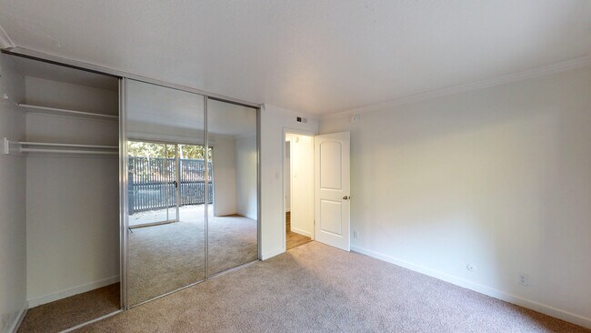 Building Photo - 823 Las Gallinas Ave