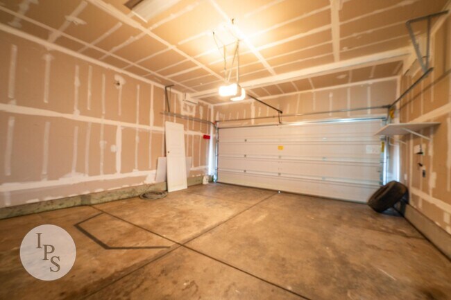 Building Photo - Fresno SouthEast Home, Gated Community, Clovis Unified School District, 3BR/2.5BA - Lots of Ameni...