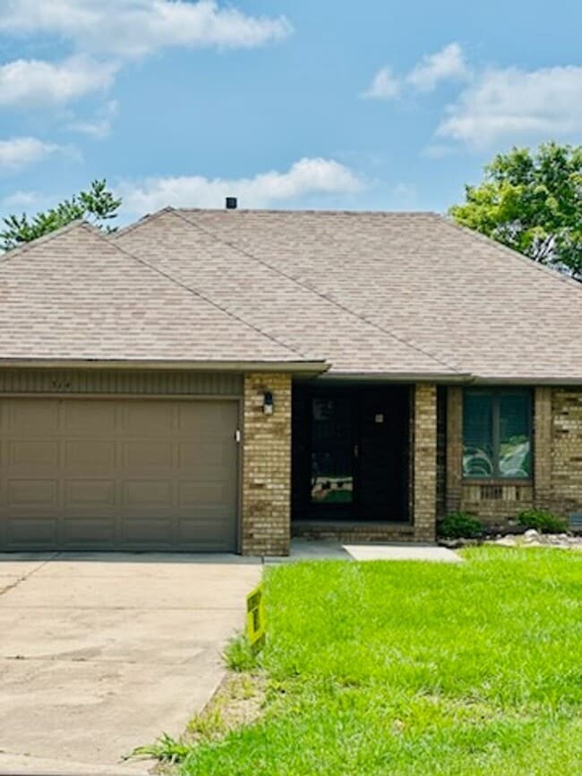 Building Photo - Beautiful All Brick Home in Nixa!