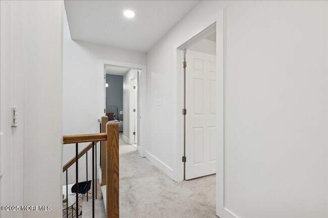 Building Photo - 18 Oak Knl Dr