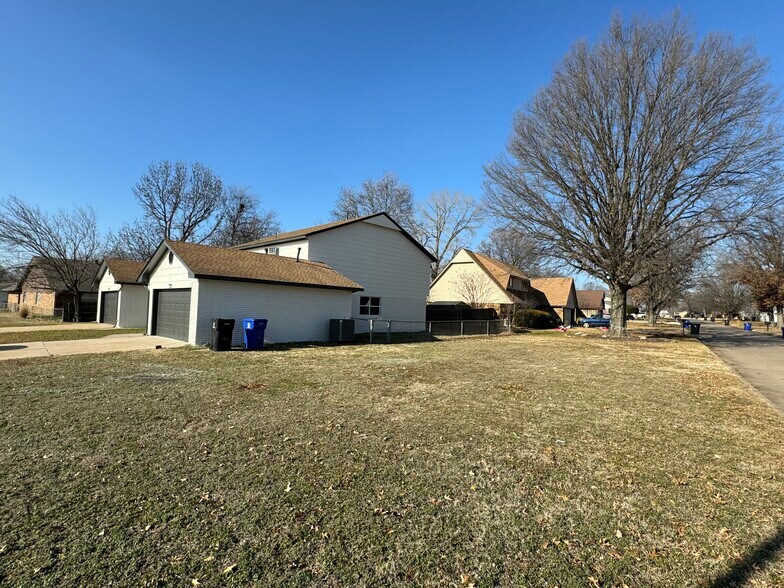 Building Photo - 902 W Edgewater St