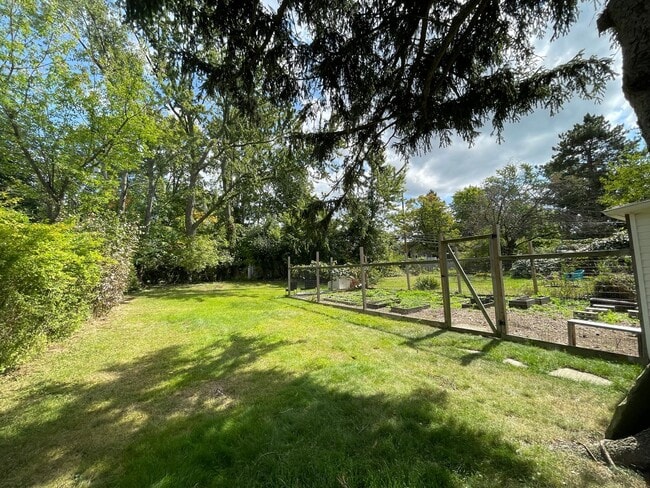 Building Photo - Charming Bungalow