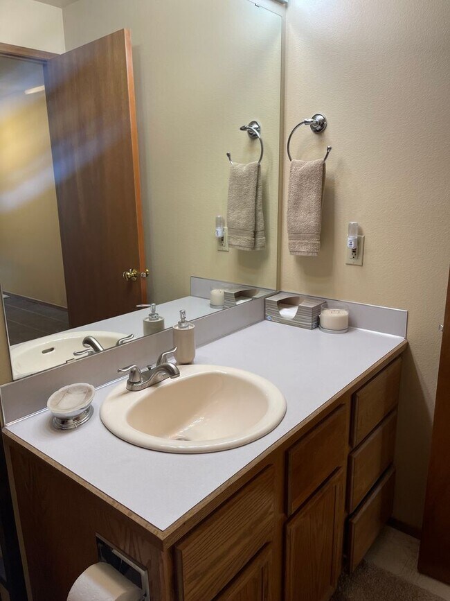 Building Photo - Bright & Spacious Top-Floor Condo in Greenwood!