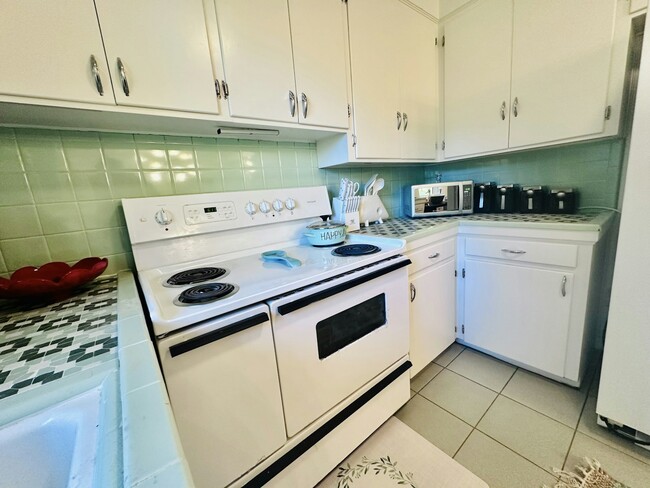 Building Photo - 27 Escalona Ave