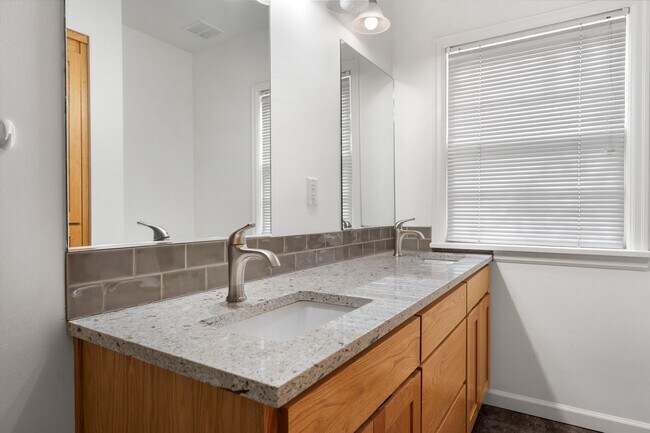 Building Photo - Spacious 6 Bed 2 Bath Home- N Portland Charmer!