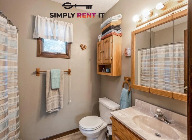 Building Photo - 3 Bedroom With 2 Car Garage, Outskirts of Ames, Available Now