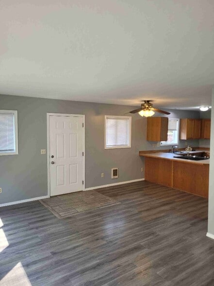 Building Photo - 1926 SW Reindeer Ave