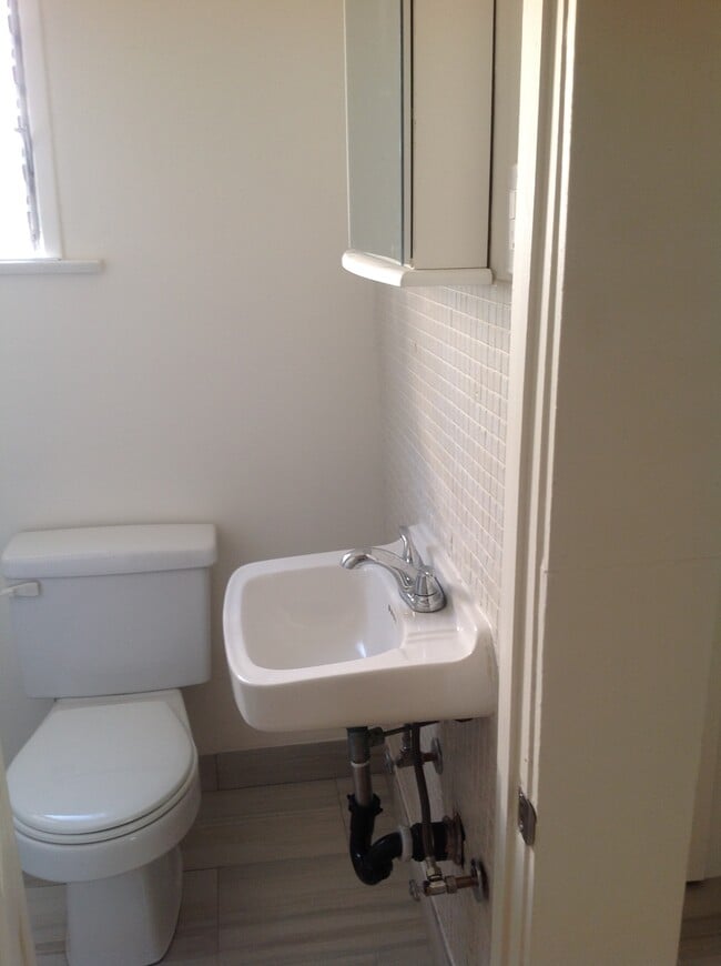 Building Photo - 933 18th St