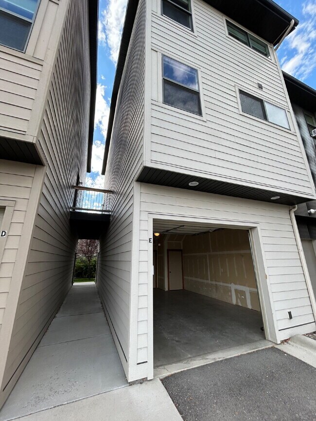 Building Photo - Upgraded 2 Bed, 1.5 Bath Townhouse with St...