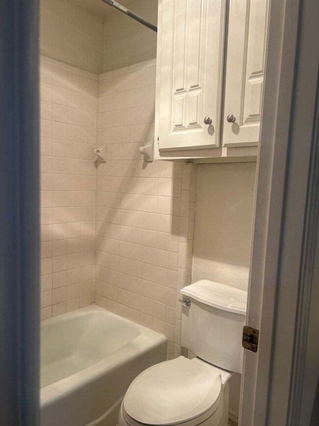 Building Photo - 3 bed 2 bath 2 car garage