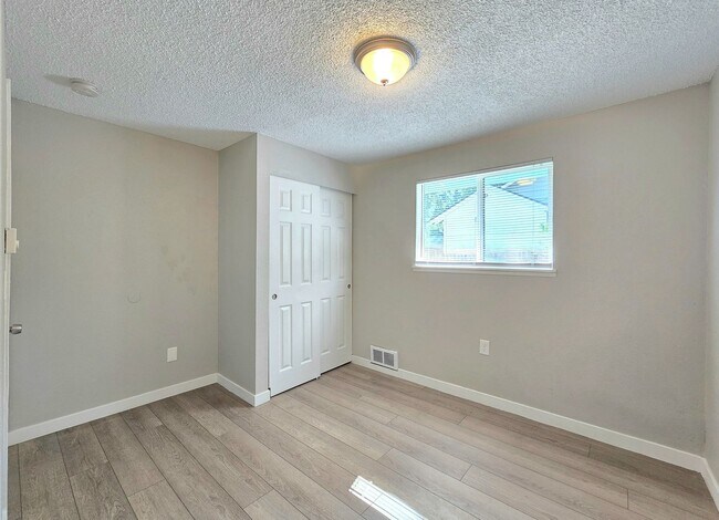 Building Photo - 2 Bedroom Unit Available Now in Gold Bar -...