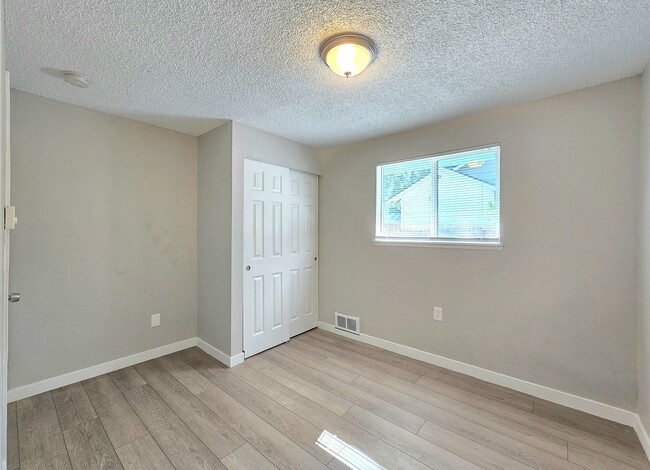 Building Photo - 2 Bedroom Unit Available Now in Gold Bar