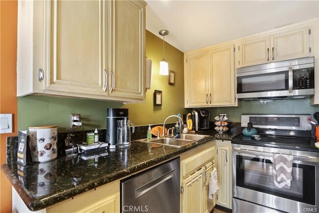 Primary Photo - 200 Elm Ave