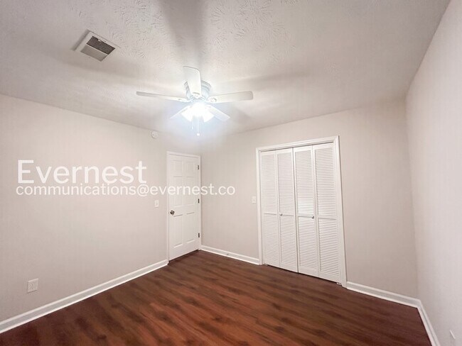 Building Photo - 3 Bed/2.5 Bath Home with Garage / Available Now!