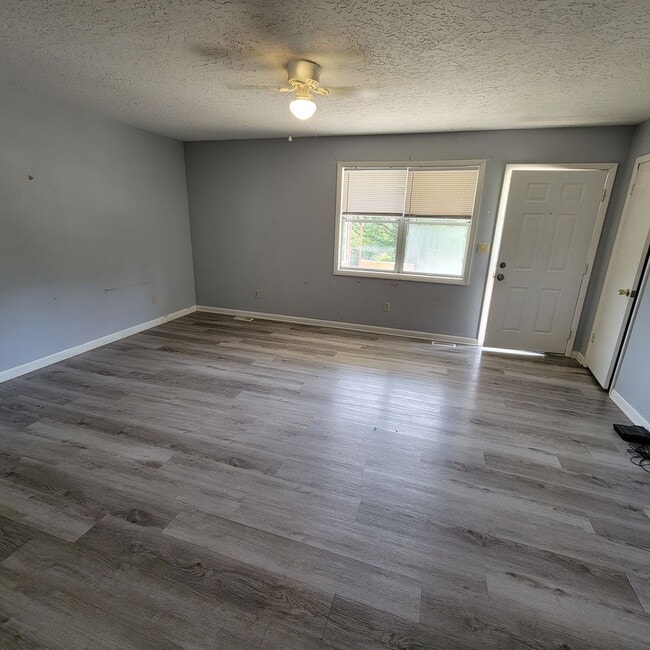 Building Photo - 2/1-Apartment-Sparta City Limits