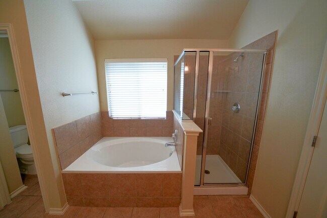 Building Photo - Move-In Ready Property Now Available in Se...