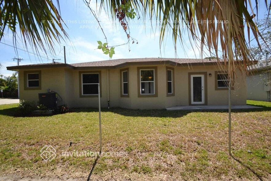 Building Photo - 2401 NE 15th Ave