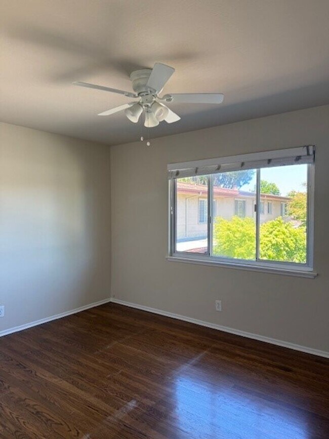 Building Photo - Located in Marina Gardens, great location!...
