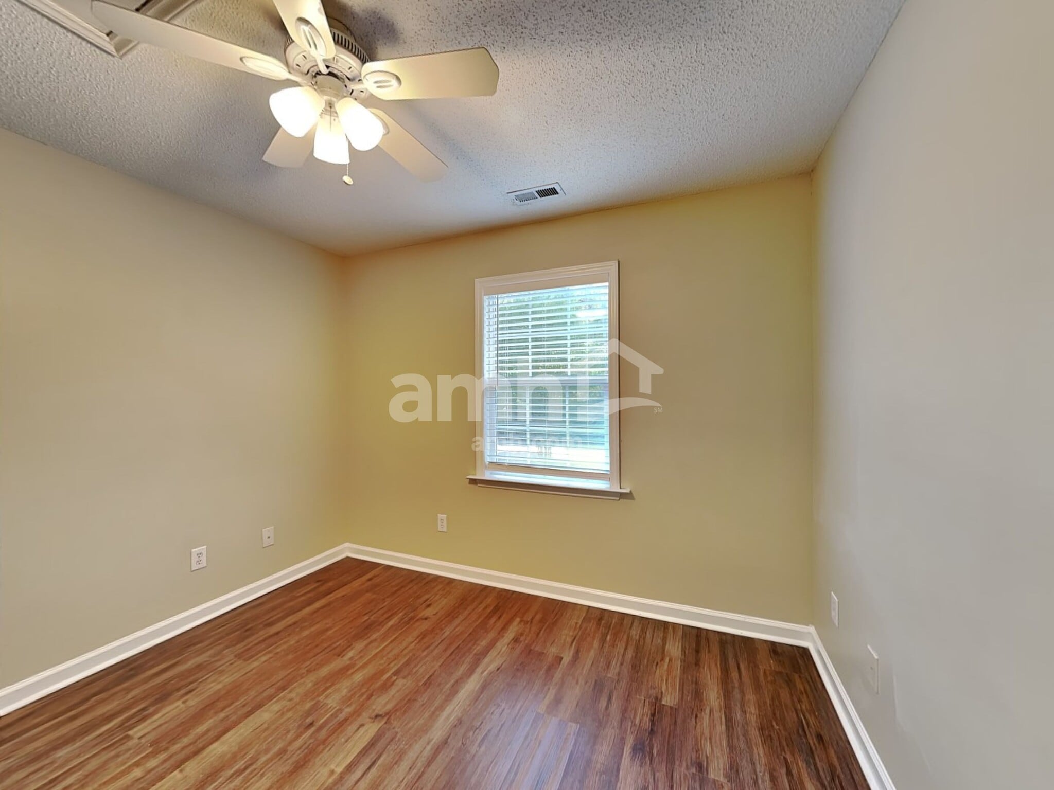 Building Photo - 104 Trailing Oak Trl