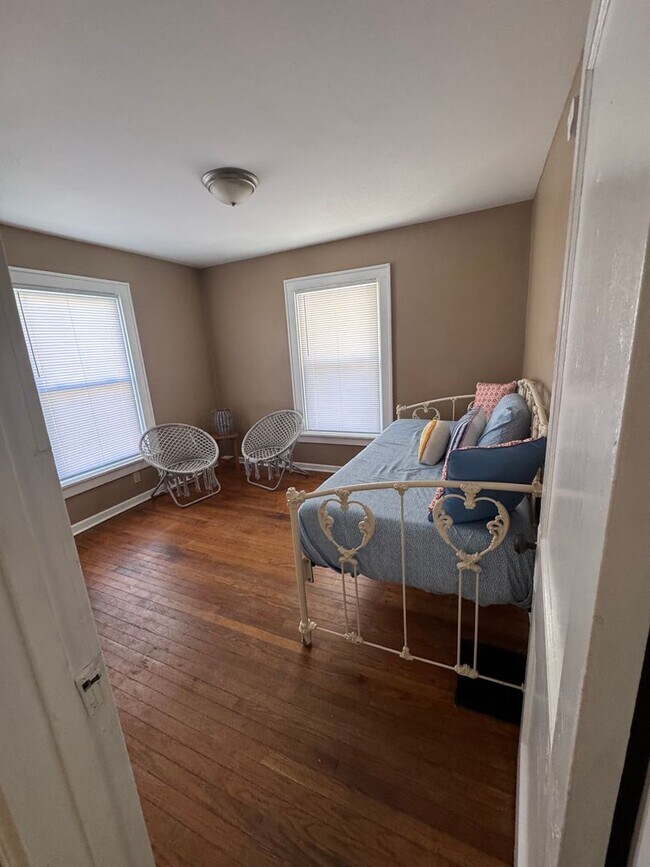 Building Photo - 2 Bedroom House Available NOW