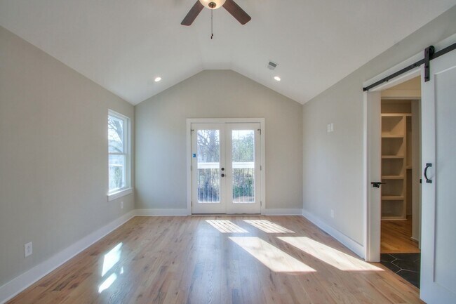 Building Photo - 904 Burchwood Ave