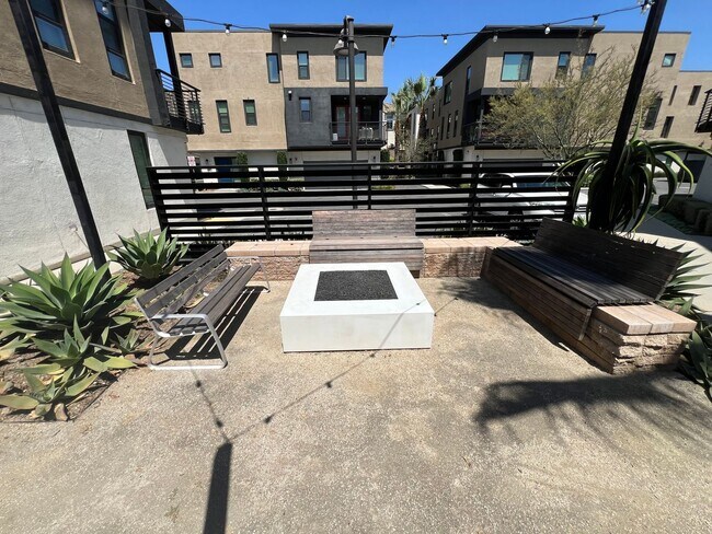 Building Photo - Perfect 2 Bed 2.5 Bath Orange Condo!
