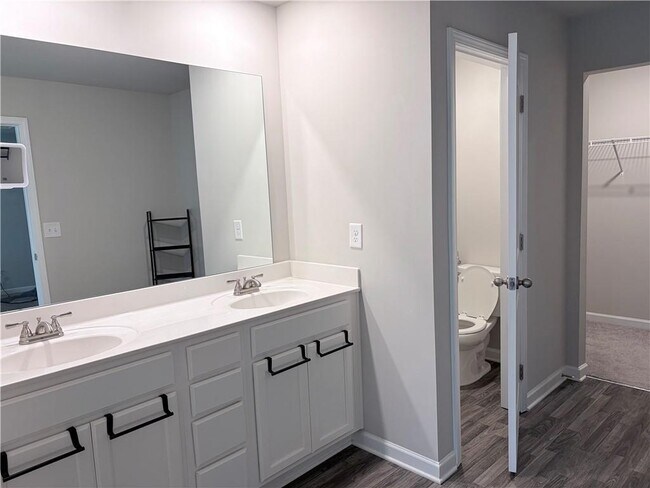 Building Photo - 511 Ruths Dr