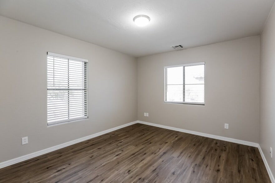 Building Photo - 809 E Agua Fria Ln