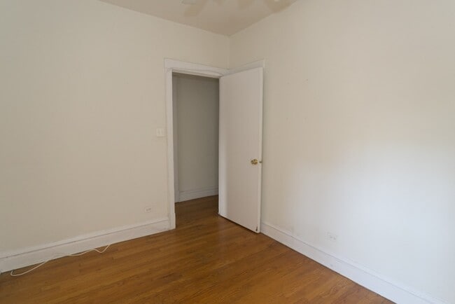 Building Photo - Lincoln Square / Ravenswood - 2 Bedroom / 1 Bath - Heat Included