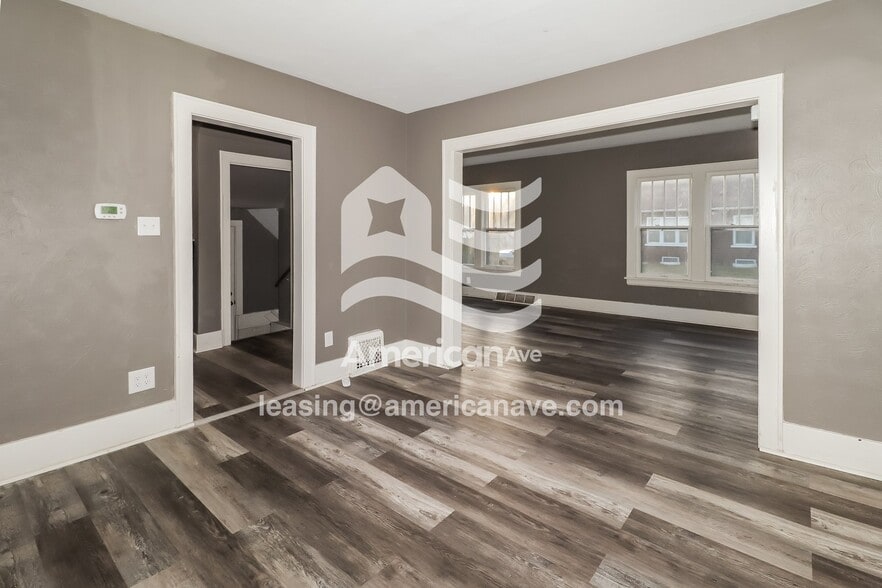 Building Photo - 1002 E Victoria St