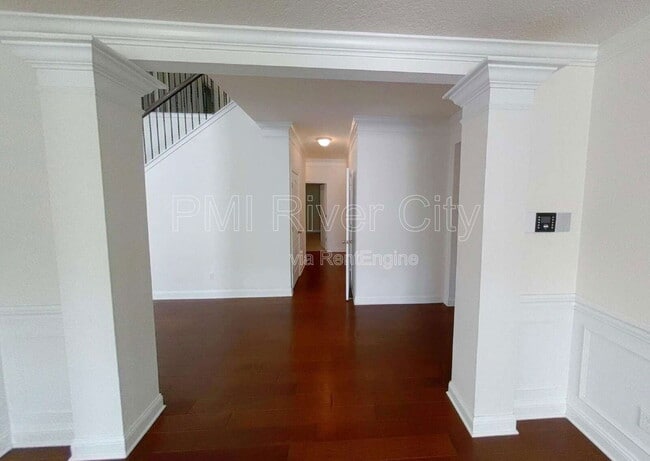 Building Photo - 2099 Club Lake Dr