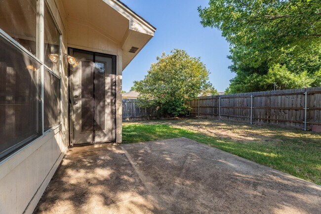 Building Photo - "Charming 3-Bedroom Home with 2 Full Baths in Pflugerville's Heart - 1315 Sq Ft of Comfort!"