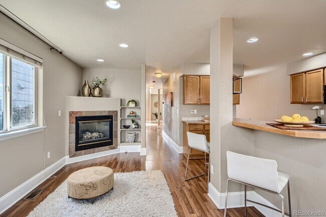 Building Photo - Fantastic 3 bed, 2.5 bath Townhome in Univ...