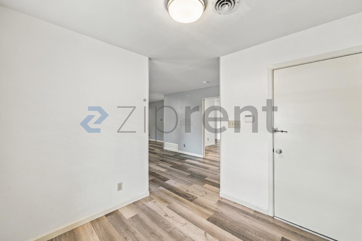 Building Photo - Unit