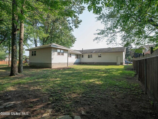 Building Photo - 4 Eastwood Dr