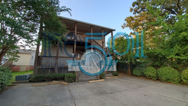 Building Photo - *COMING SOON* Don't park and ride the shuttle, stroll to UAMS from this SUPER FRESH & CLEAN Hillc...