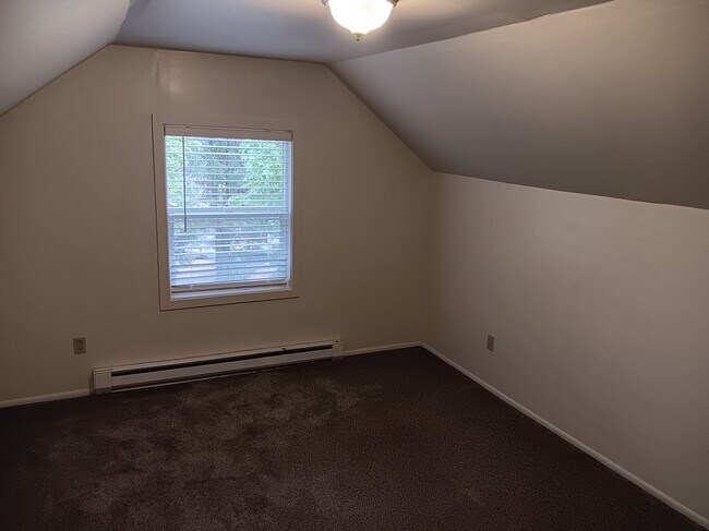 Building Photo - 627 NE Opal St