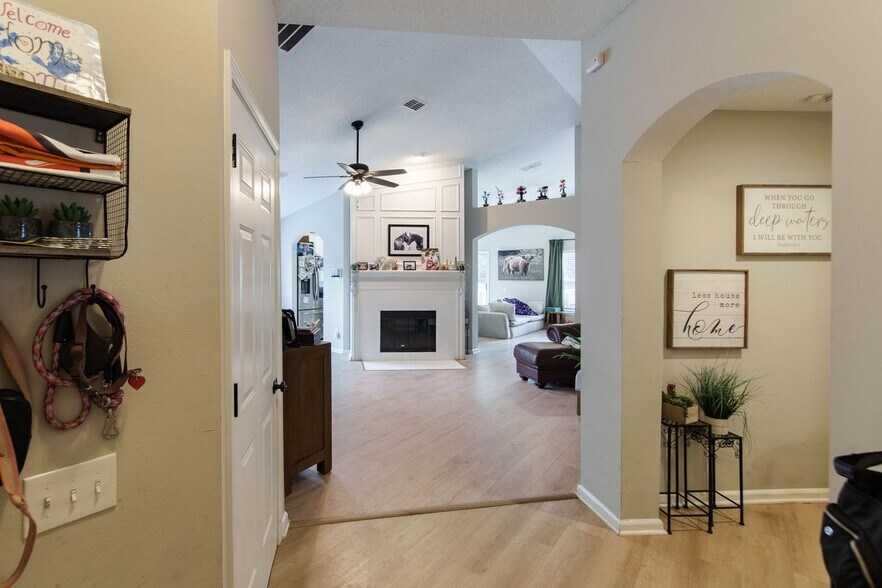 Building Photo - 11865 Noble Fir Ct