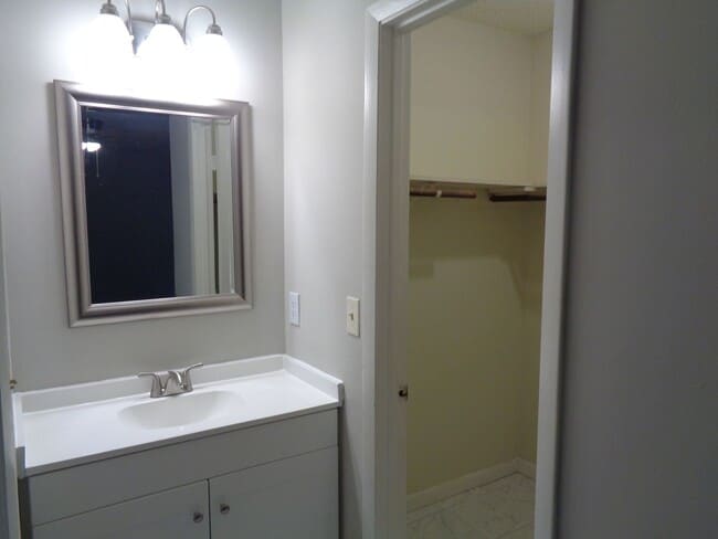 Building Photo - Heather Hills-Townhouse For Rent