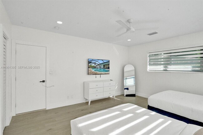 Building Photo - 1141 N North Lake Dr