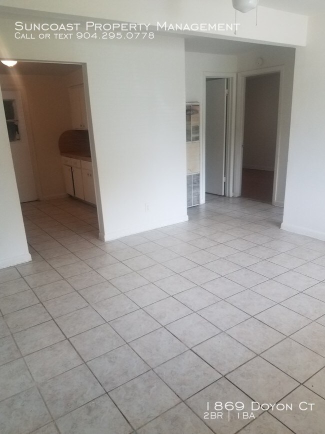 Building Photo - 2 bedroom, 1 Bath Duplex!